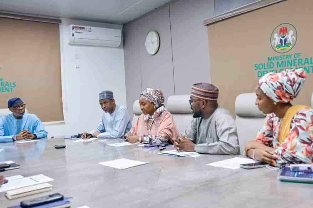Le ministre des Mines, Dele Alake (centre), lors de la signature de l'accord de 1,1 milliard € avec l'AFC pour la création d'une raffinerie d'alumine.