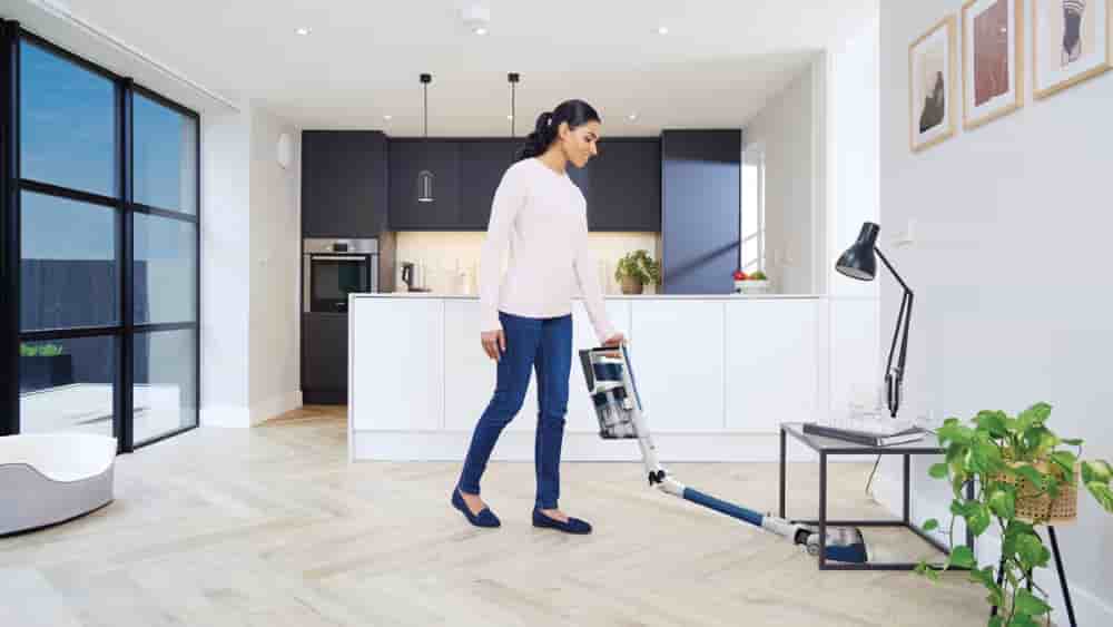 Le Shark PowerPro IZ380EU combine aspiration puissante et technologie FloorDetect pour s'adapter automatiquement à chaque surface.