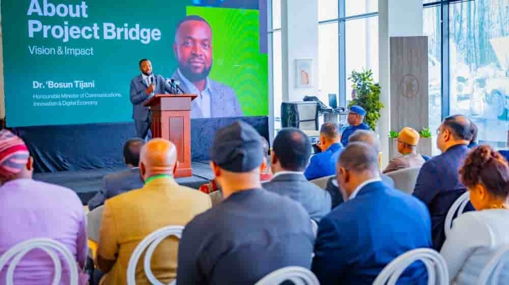 Project BRIDGE vise concrètement à connecter les 774 zones de gouvernement local du Nigeria grâce à 90 000 km de fibre optique.