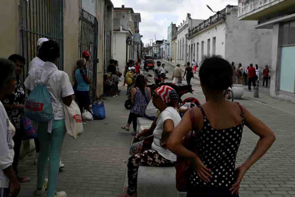 Des gens font la queue pour entrer dans une agence bancaire à La Havane, alors que les Cubains de tous horizons se mettent en mode survie, faisant face à des coupures d'électricité apparemment interminables et à la flambée des prix des denrées...