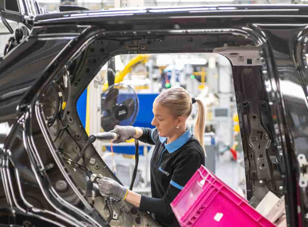 Dans l'usine de montage Renault de Douai, l'installation des batteries et l'aménagement intérieur des véhicules électriques s'inscrivent désormais dans une course contre la montre réglementaire.