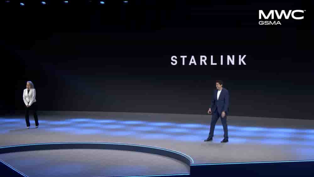 Gwynne Shotwell, la présidente de SpaceX et Michael Nicolls, le vice-président de Starlink, sur scène au MWC ce lundi 2 mars.
