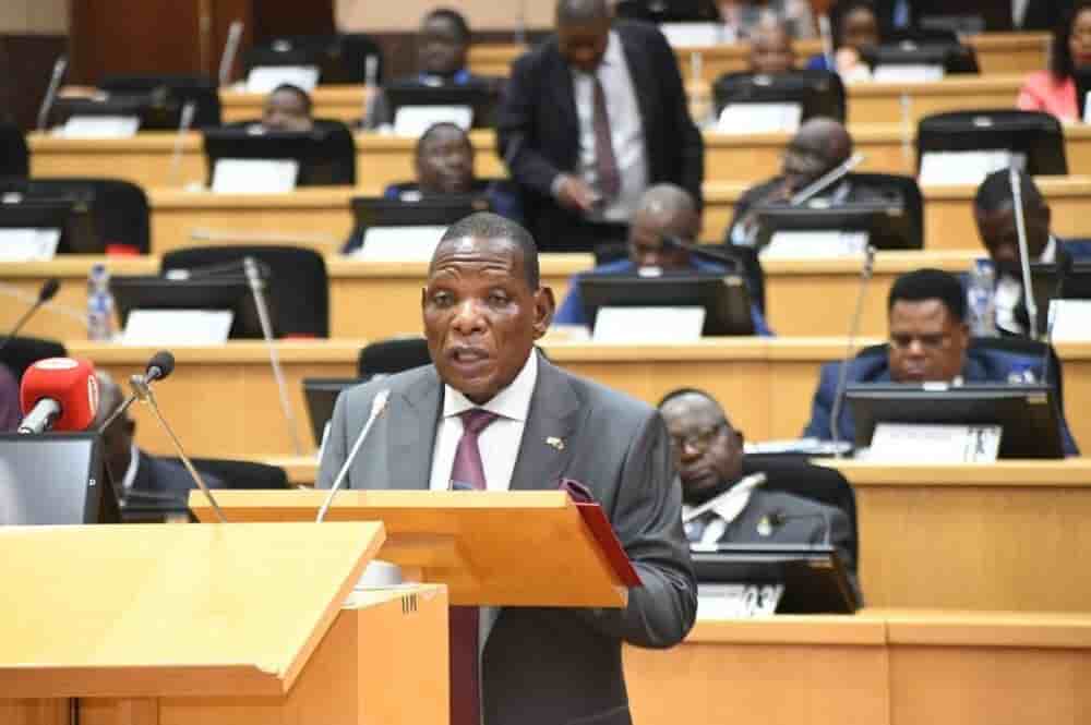 Le ministre des Finances, Joseph Mwanamvekha, présentant le budget national 2026/2027 au Parlement, vendredi 27 février 2026.