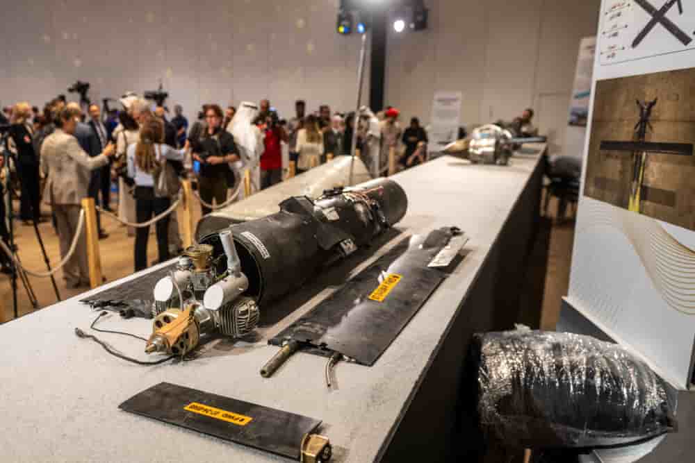 Des fragments de missiles et de drones récupérés après les frappes iraniennes sont présentés lors d’une conférence de presse organisée par le gouvernement des Émirats arabes unis à Abou Dabi le 3 mars 2026.
