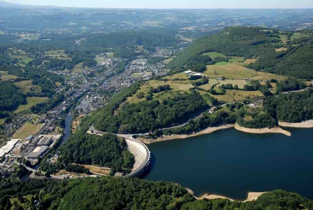 Le barrage de Bort-les-Orgues est le premier sur le cours de la Dordogne.
