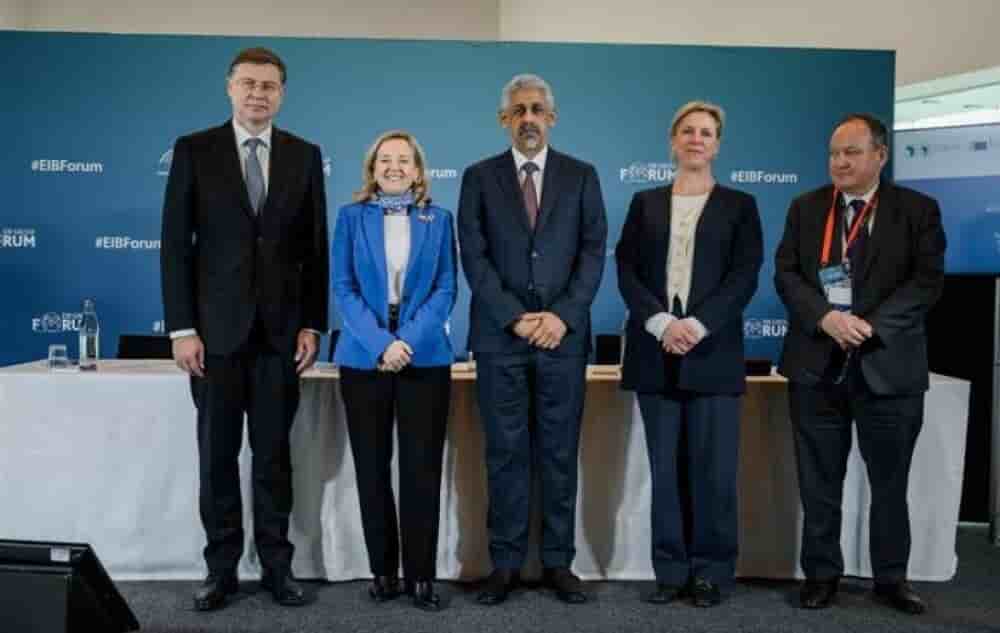 Nadia Calvino, présidente de la BEI; Sidi Ould Tah, président de la BAD; Valdis Dombrovskis, Commissaire européen pour l’économie et la productivité, le 04 Mars 2026, au Forum de la BEI au Luxembourg.