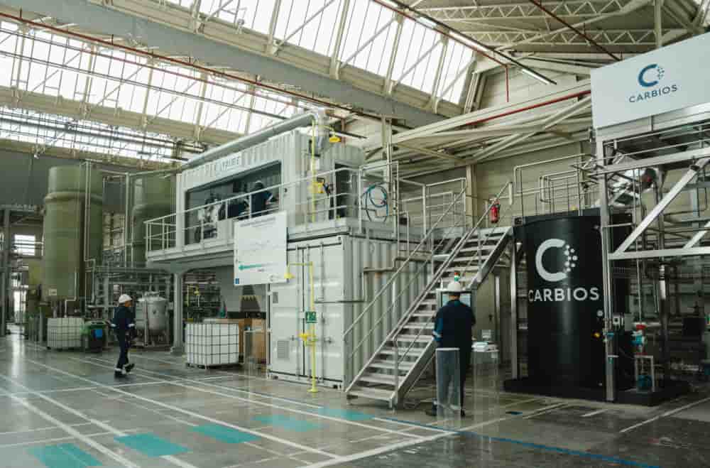 Après son démonstrateur industriel situé à Clermont-Ferrand, Carbios tente de changer d’échelle et de déployer l’industrialisation de sa technologie de biorecyclage des plastiques en PET.