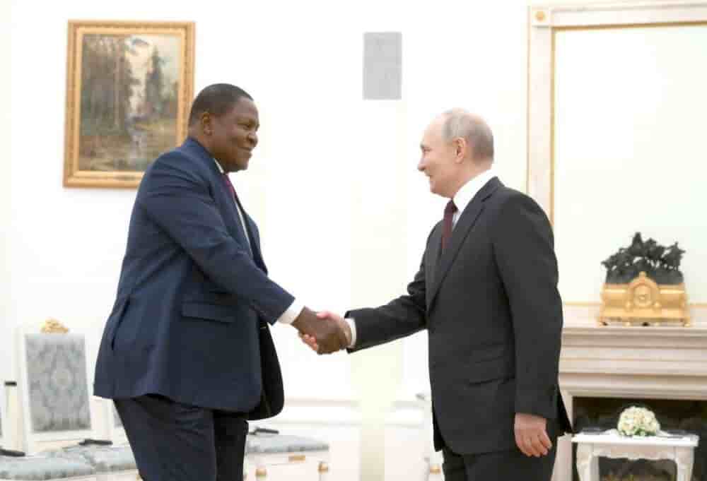 Le président centrafricain Faustin-Archange Touadéra et le président russe Vladimir Poutine lors de leur rencontre au Kremlin à Moscou.