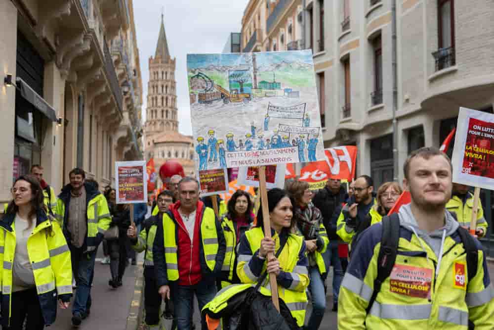Plusieurs centaines de personnes ont manifesté vendredi 6 mars à Toulouse pour défendre les usines de Fibre Excellence.