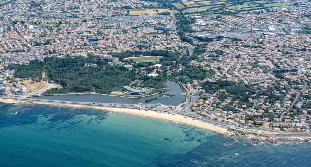 Vue aérienne de la plage et du lac de Tanchet, aux Sables-d'Olonne (Vendée)