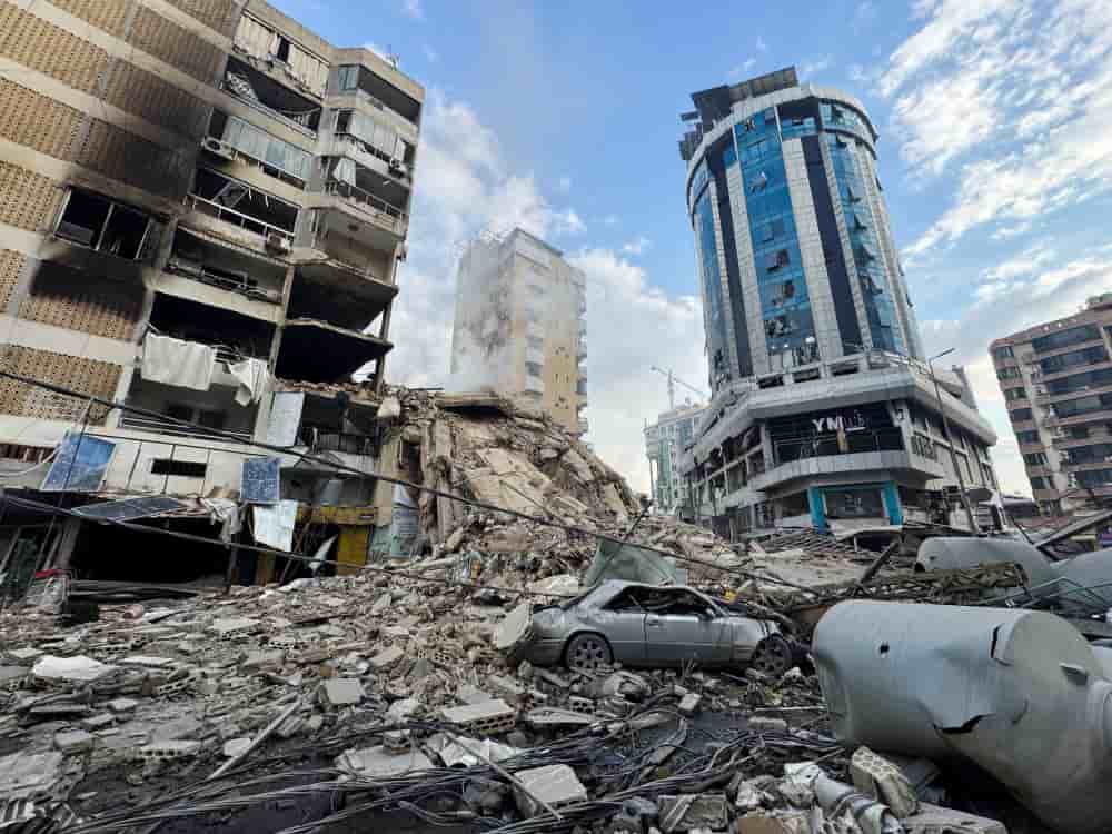 Des décombres jonchent le sol après une frappe israélienne sur la banlieue sud de Beyrouth, suite à une escalade des tensions entre le Hezbollah et Israël dans un contexte de tensions avec les États-Unis.