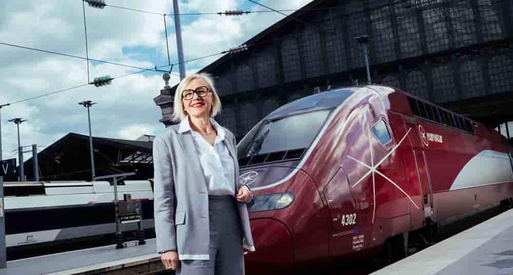 Gwendoline Cazenave, PDG d'Eurostar, posant devant un train Eurostar à Gare du Nord.