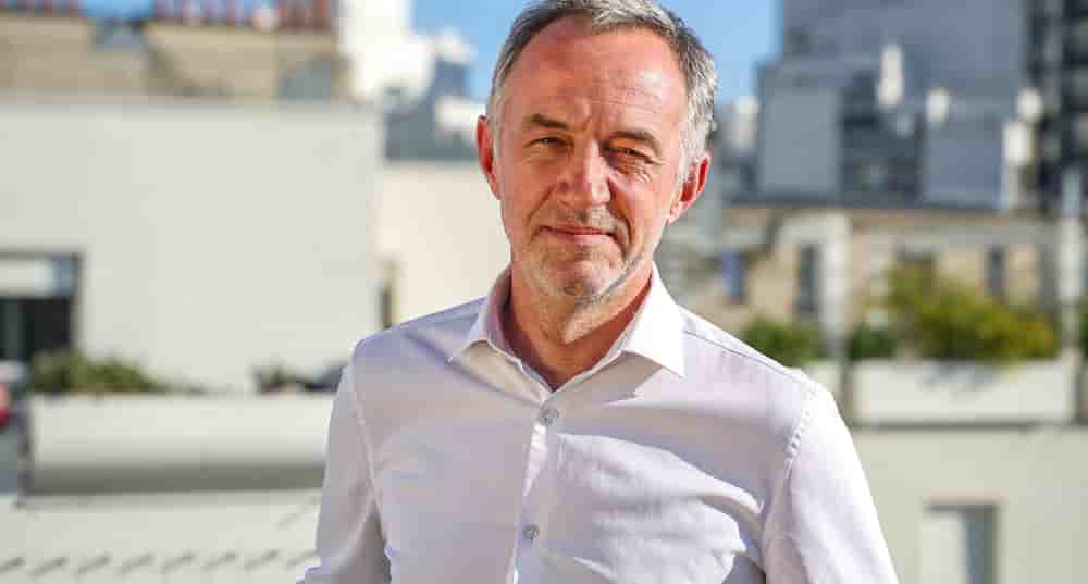 Le candidat PS aux municipales de Paris, Emmanuel Grégoire, sur un toît parisien.