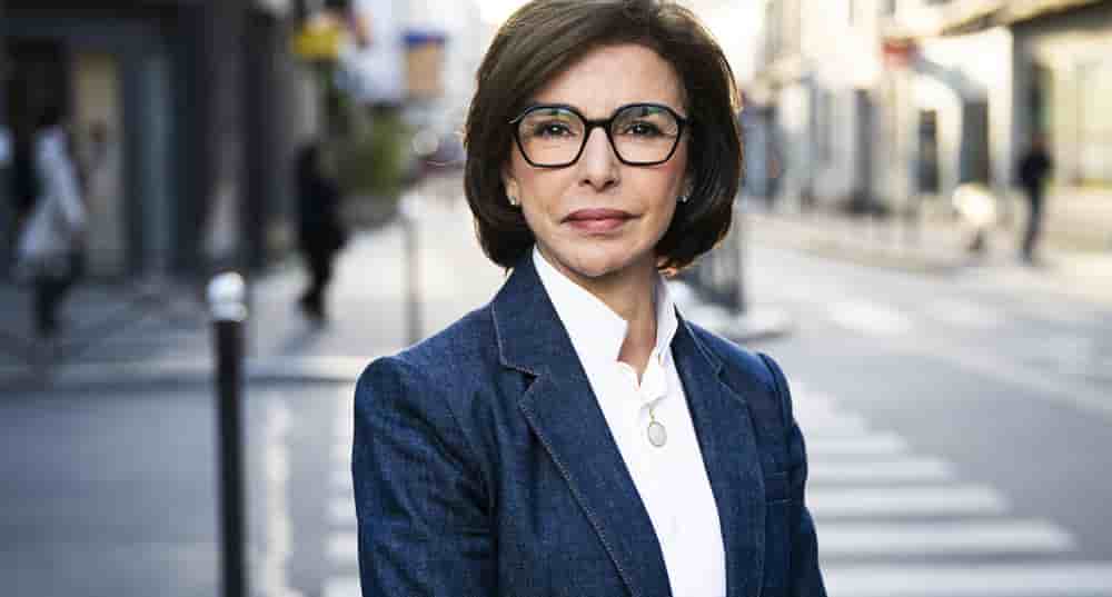 Rachida Dati, candidate au poste de Maire de Paris pour les élections municipales de 2026, pose dans une rue du 12eme arrondissement à proximité de son QG de campagne.