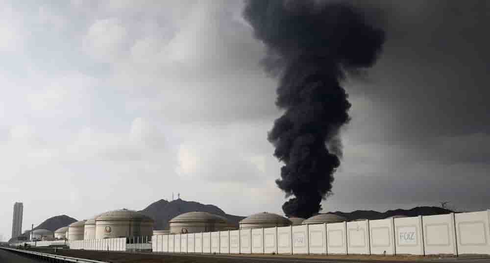 La fumée s'élève dans la zone industrielle pétrolière de Fujairah à la suite d'un incendie causé par des débris après l'interception d'un drone par les défenses aériennes, dans le contexte du conflit américano-israélien avec l'Iran.
