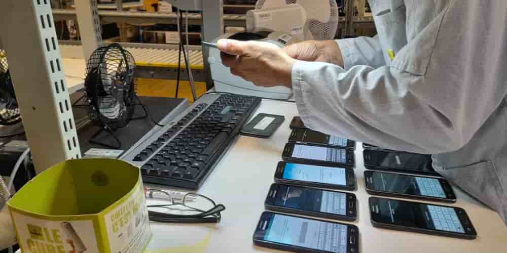 Chez Econocom Factory, dans l'Hérault, des lignes de reconditionnement de téléphones (photo) ou d'ordinateurs permettent de donner une seconde vie aux équipements numériques.