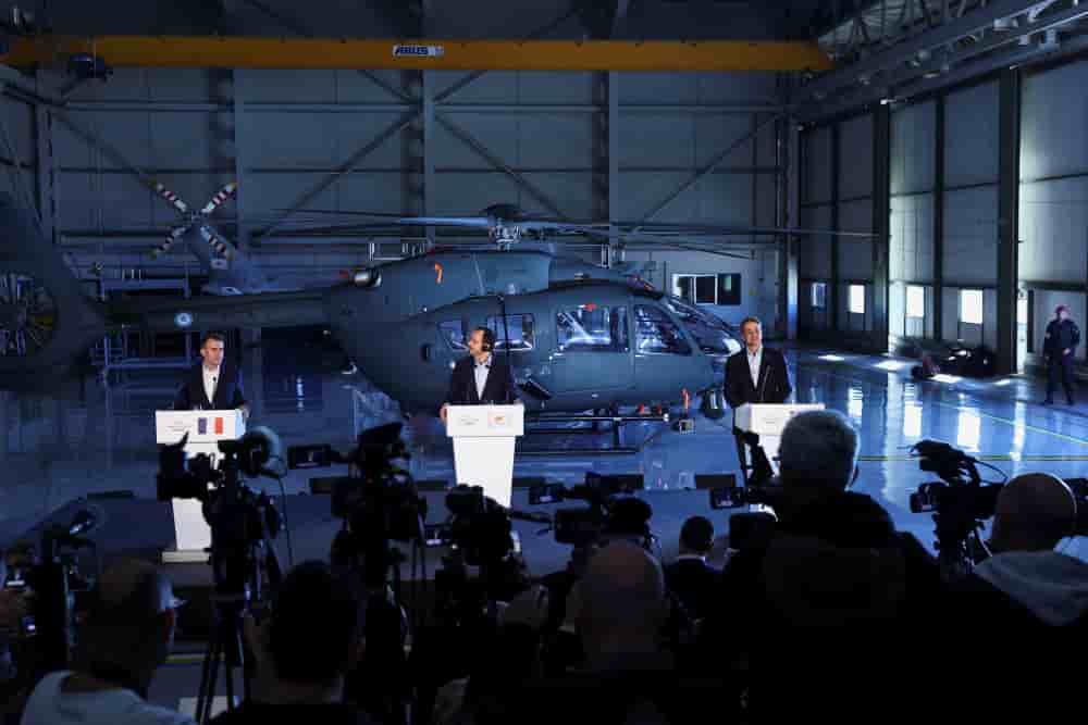 Le président français Emmanuel Macron , le président chypriote Nikos Christodoulides et le Premier ministre grec Kyriakos Mitsotakis ont tenu une conférence de presse conjointe à l'aéroport militaire de Paphos.