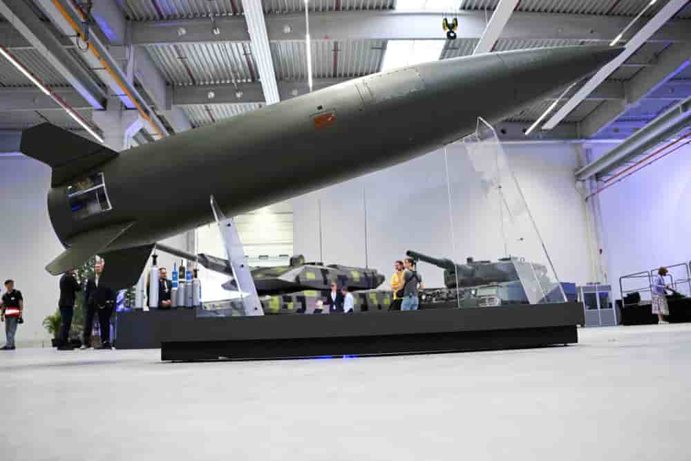 Un système de missile tactique de l'armée (ATACMS) est présenté lors de l'inauguration d'une nouvelle usine d'artillerie du fabricant de munitions Rheinmetall, à Unterluess, en Allemagne, le 27 août 2025.