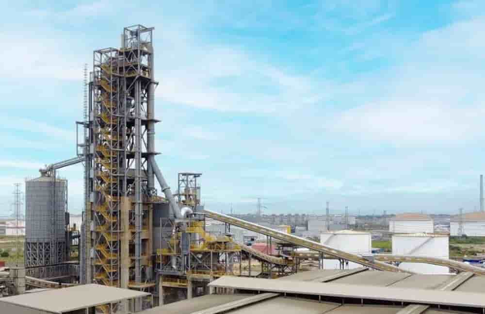 Vue de la cimenterie de Tema (Ghana), la plus grande unité de production de ciment à base d'argile calcinée au monde.
