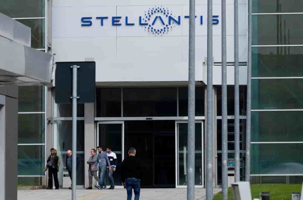 Le retour au bureau est une " priorité stratégique " du redressement de Stellantis, explique le constructeur.