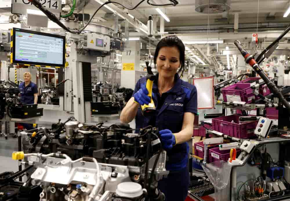 L'assemblage d'un moteur BMW dans l'usine BMW de Steyr, en Autriche.