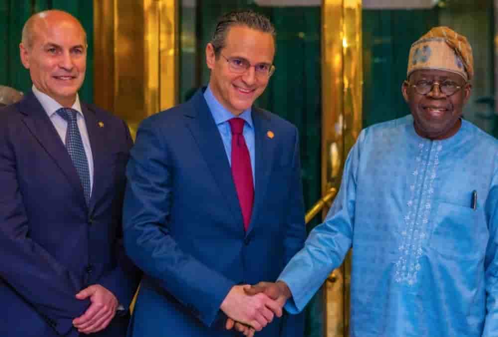 Le président nigérian Bola Tinubu serre la main de Wael Sawan, PDG de Shell, aux côtés de Peter Costello, président de Shell Upstream.