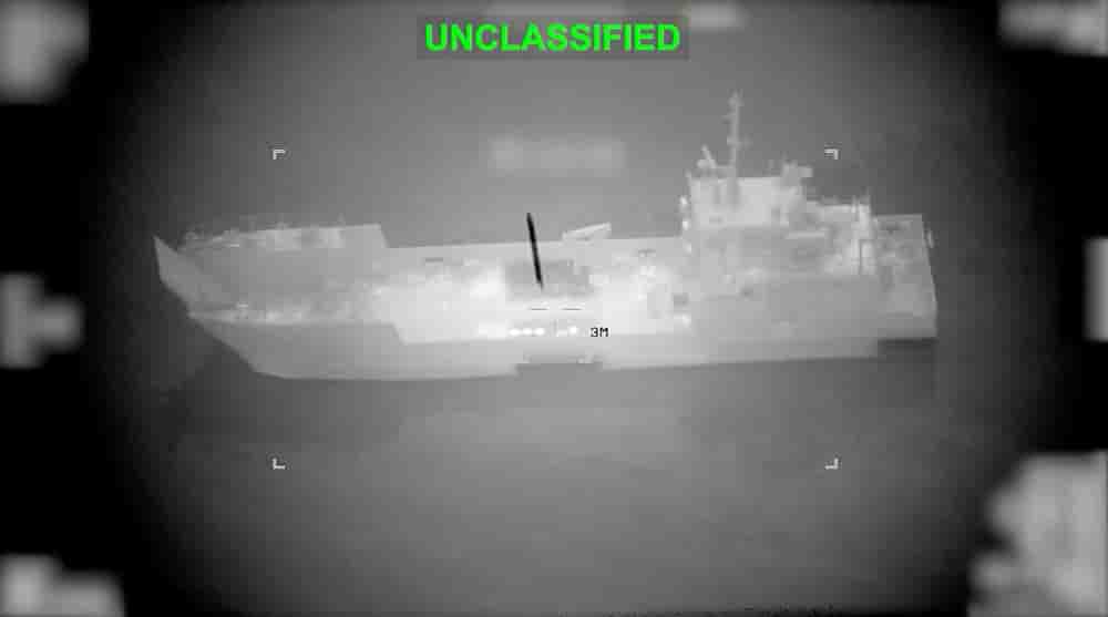 Un projectile s'approche de ce que le Commandement central américain (CentCom) décrit comme un navire de guerre iranien, lors d'une série de frappes visant notamment des navires poseurs de mines, dans une zone située près du détroit d'Ormuz, le 10 mars...