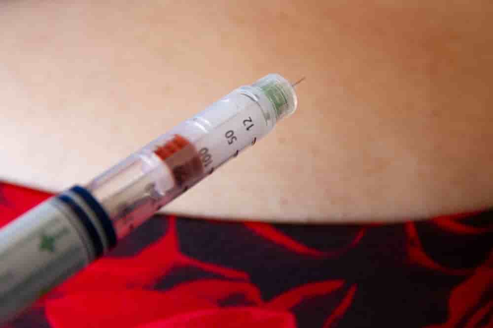 L’insuline, un produit biologique hautement sensible, nécessite une chaîne du froid continue. L’allongement des délais de transport dans le détroit d'Ormuz menace désormais l’intégrité de ces traitements vitaux pour des millions de patients.
