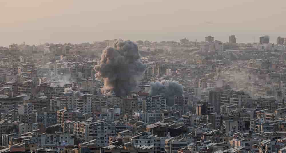 De la fumée s'élève après des frappes israéliennes après une escalade des tensions entre le Hezbollah et Israël, dans le contexte du conflit israélo-américain avec l'Iran, dans la banlieue sud de Beyrouth, au Liban, le 12 mars 2026.