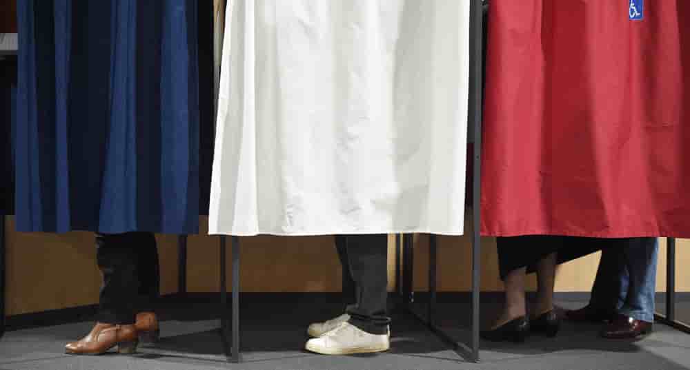 Personnes participant à une élection.
