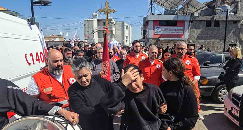 Des personnes en deuil assistent aux funérailles de Youssef Assaf, un volontaire de la Croix-Rouge libanaise tué lors d'une mission de sauvetage dans le sud du Liban, à Tyr, le 11 mars 2026.