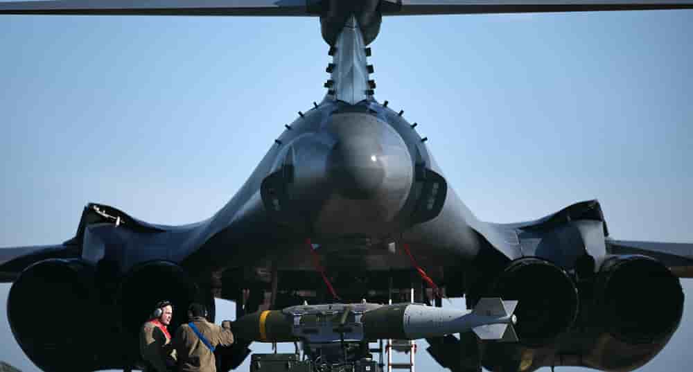 Le 14 mars 2026, sur le tarmac de la base aérienne de Fairford (RAF Fairford), dans le sud-ouest de l'Angleterre, des militaires de l'USAF préparent des munitions d'attaque directe interarmées (JDAM) pour un bombardier B-1 Lancer de l'US Air Force.