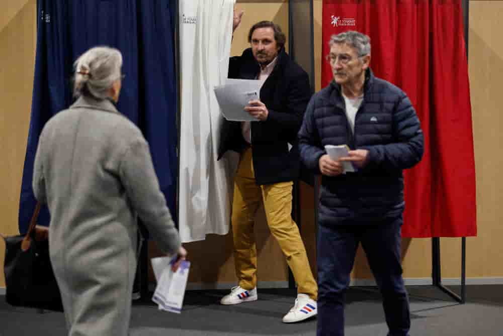 Des électeurs votent au Touquet-Paris-Plage, en France, le dimanche 15 mars 2026, lors du premier tour des élections municipales.