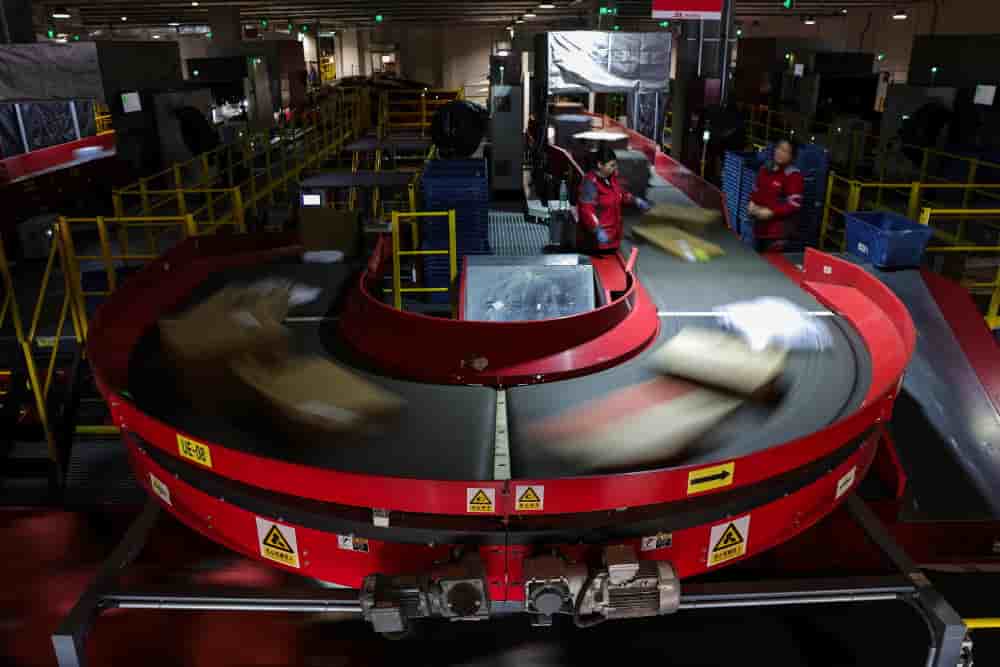 Des colis défilent sur un tapis roulant au centre de tri de JD.com à Pékin, en Chine, le 11 novembre 2025.