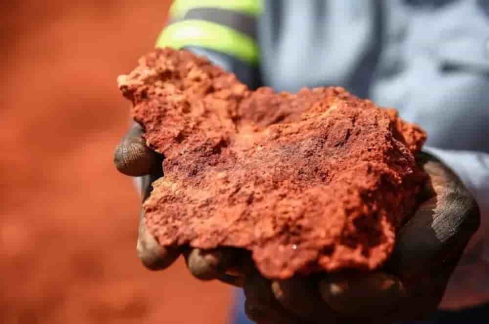 Bloc de bauxite extrait en Guinée.