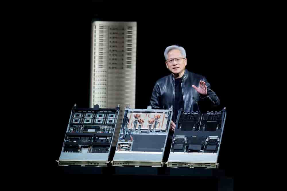 Le PDG de NVIDIA, Jensen Huang, prend la parole à côté du système NVIDIA Vera Rubin lors de la conférence mondiale sur l’IA NVIDIA GTC à San Jose, en Californie, le 16 mars 2026.