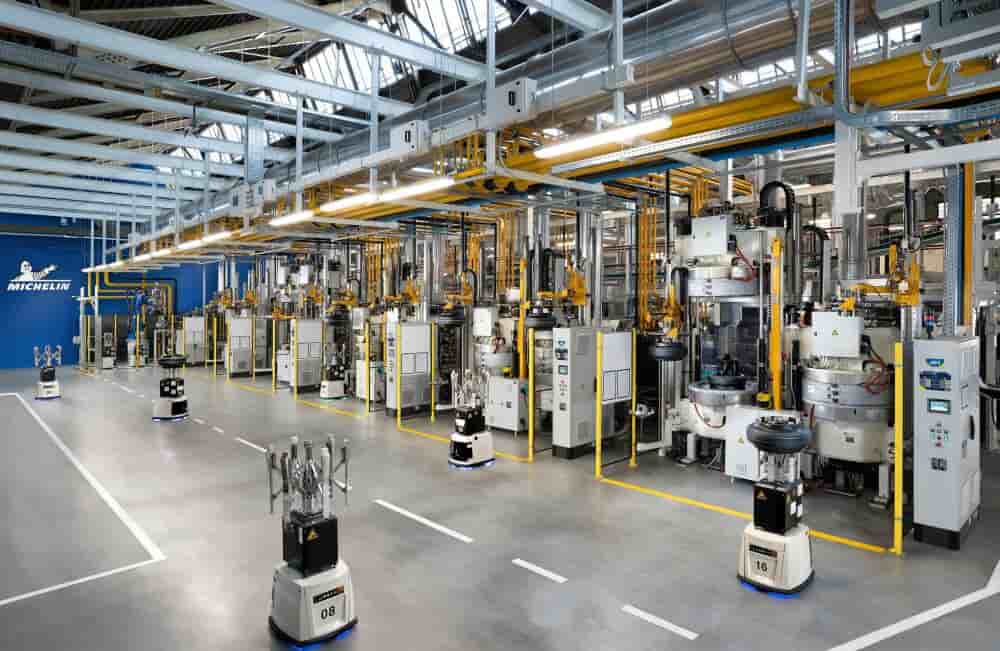 Michelin équipe ses usines de presses électriques, plus efficaces que les presses traditionnelles et moins énergivores.