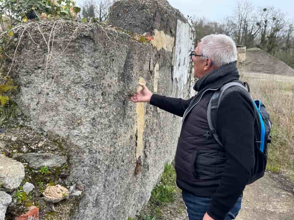 Dominique Loizeau, président de l'association vendéenne de géologie, vérifiant le béton du laboratoire de chimie de la mine de Rochetrejoux.