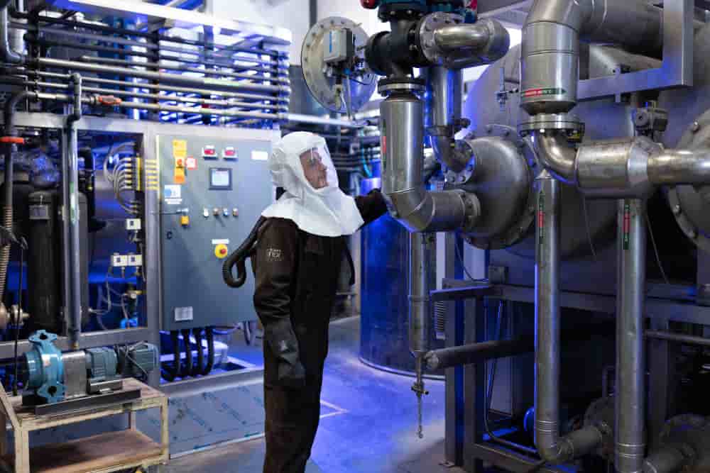 Schneider Electric fabrique lui-même sa poudre d’argent pour ses composants électroniques.