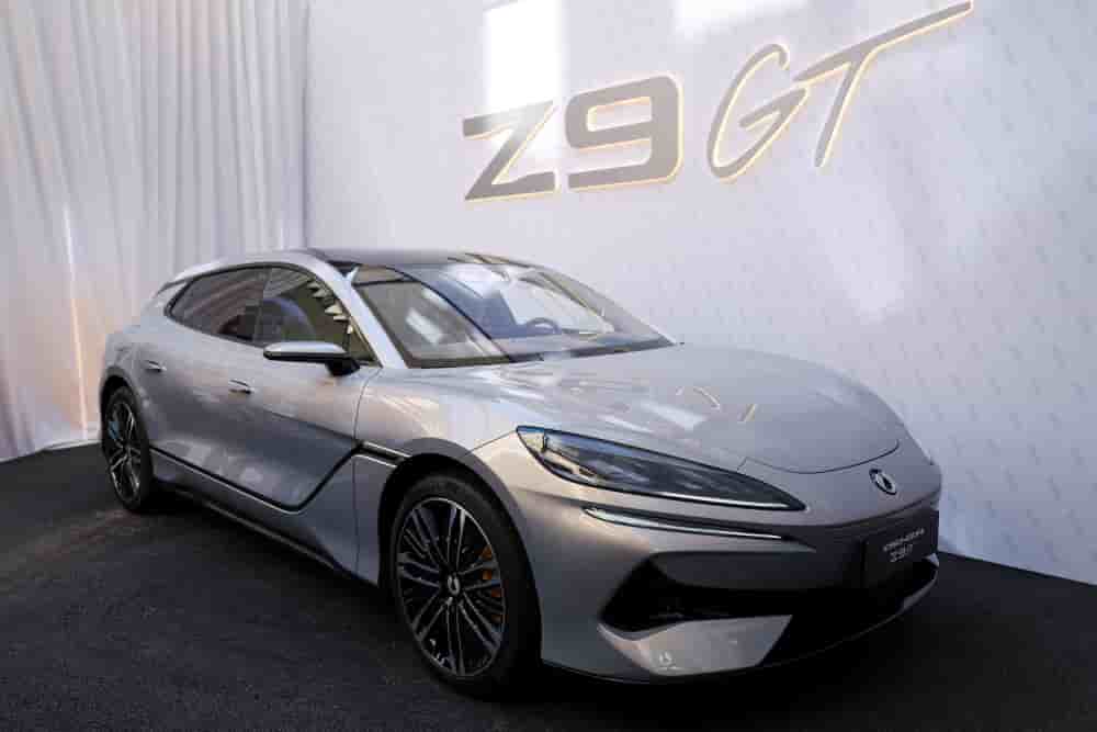 La Z9GT est exposée lors d’un événement organisé par le constructeur chinois de véhicules électriques BYD à Milan, en Italie, le 7 avril 2025, pour le lancement de sa marque haut de gamme Denza en Europe.