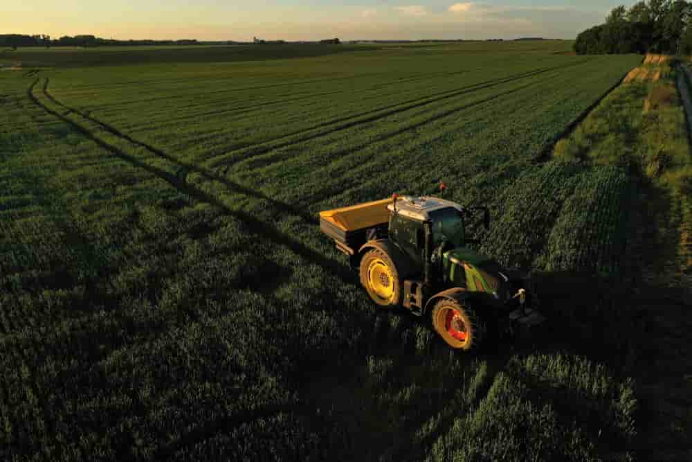 Un agriculteur épand de l’engrais azoté sur son champ de blé, à Inchy-en-Artois.