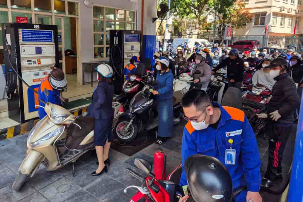 Des personnes font la queue pour acheter de l'essence dans une station-service à Hanoï, au Vietnam.