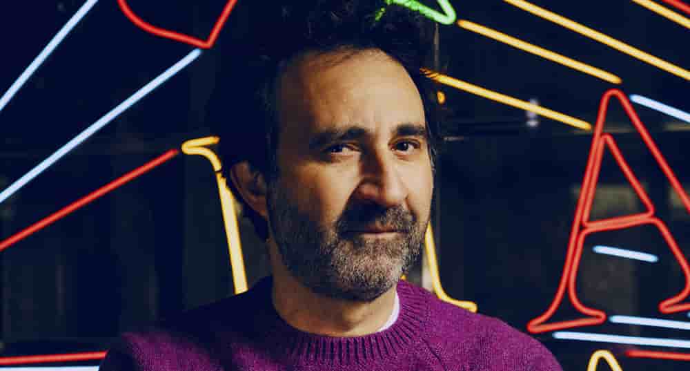 À 49 ans, l'humoriste Mathieu Madénian avance au rythme d'accidents, heureux ou tragiques, qui ont nourri ses quatre spectacles.