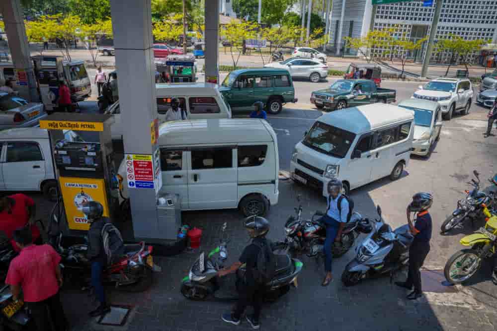 Des véhicules font la queue pour obtenir de l'essence à une station-service à Colombo, au Sri Lanka.