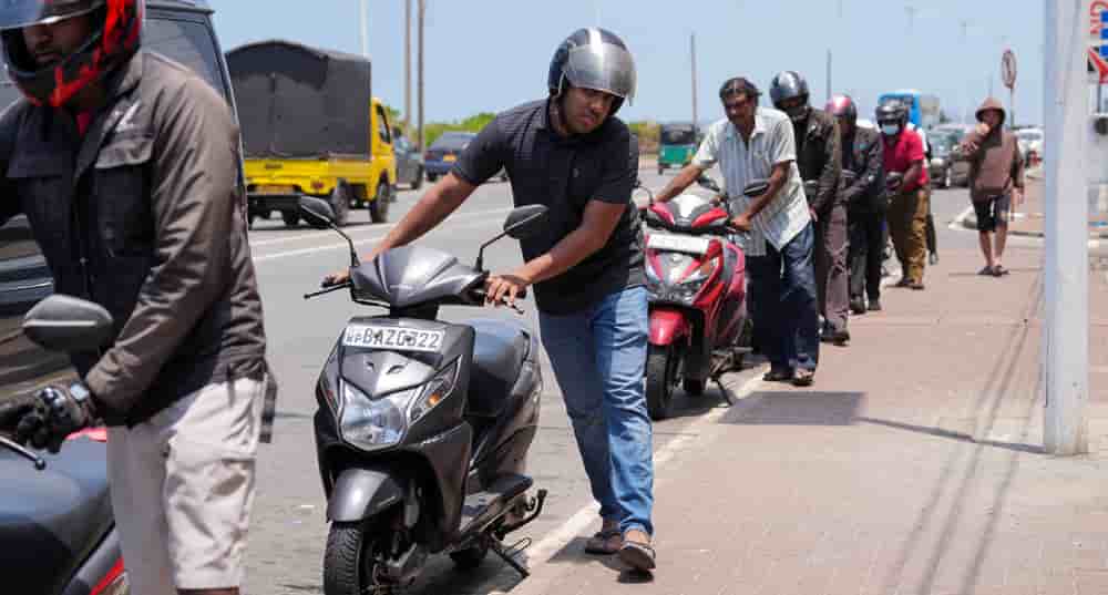 Dans une station-service de Colombo, au Sri Lanka, le 16 mars.