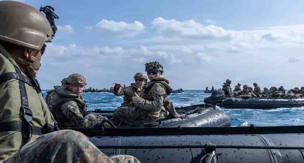 Des Marines américains lors d'un raid en embarcations légères dans le cadre d'un exercice à Okinawa, au Japon, le 3 décembre 2025.