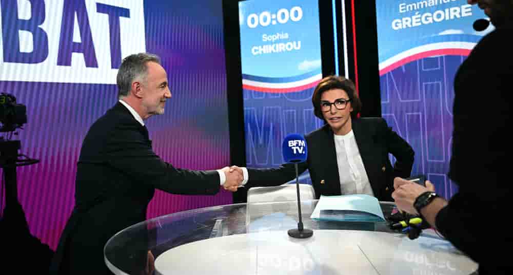 La candidate des Républicains à la mairie de Paris Rachida Dati et le député socialiste Emmanuel Grégoire se serrent la main à l'occasion d'un débat télévisé organisé par BFMTV à Paris le 18 mars 2026.