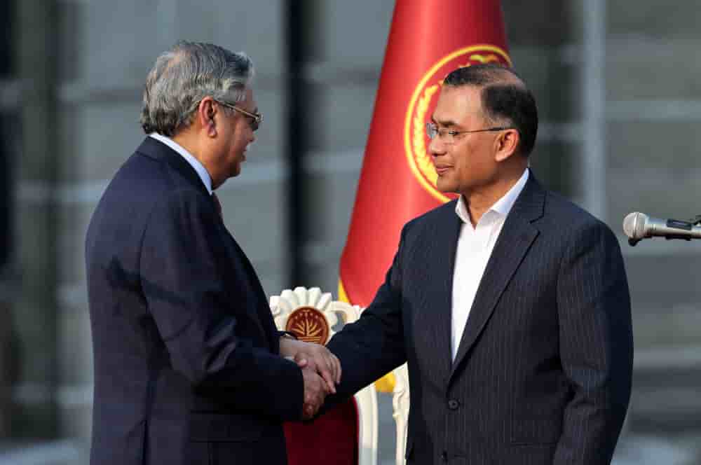 Le président du Bangladesh Mohammed Shahabuddin sert la main au Premier ministre Tarique Rahman.