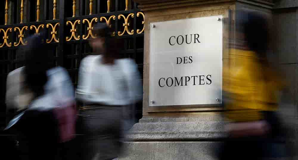 Des gens passent devant l'entrée principale de la Cour des comptes française Cour des comptes à Paris, France, le 19 mars 2025.