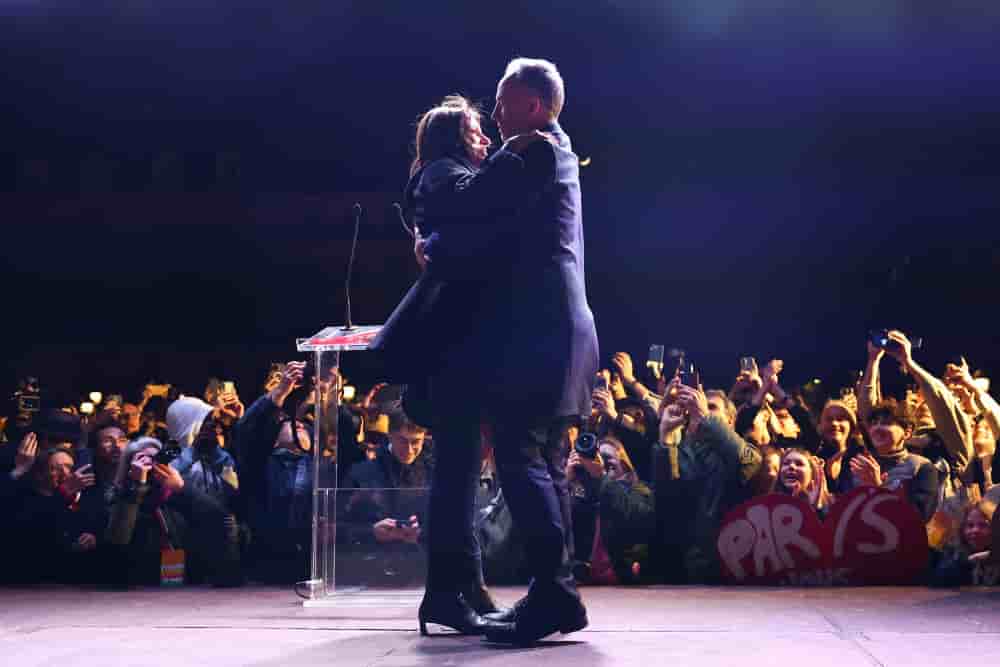 La maire de Paris Anne Hidalgo enlace son successeur Emmanuel Grégoire.